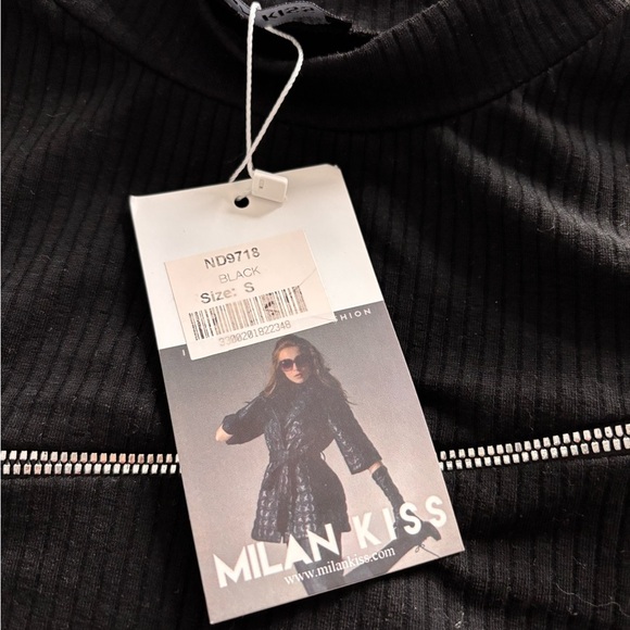 Black Ribbed Top with Zipper Detail - Picture 5 of 12